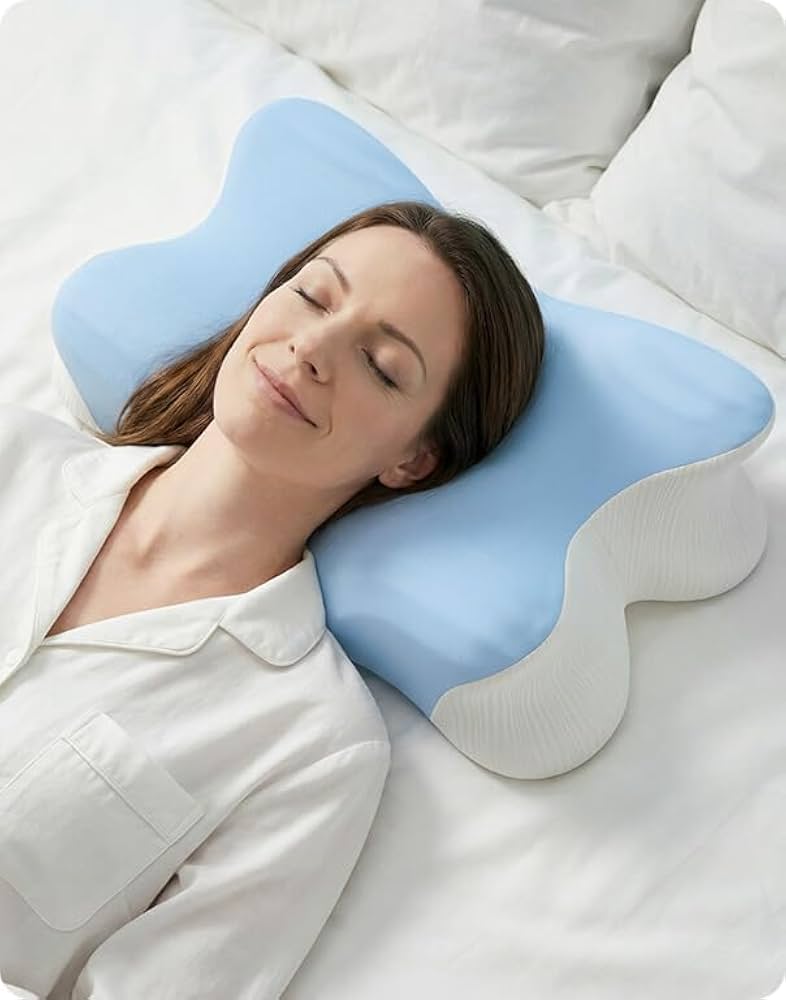 Woman sleeping comfortably on the blue and white Melara Max cervical pillow